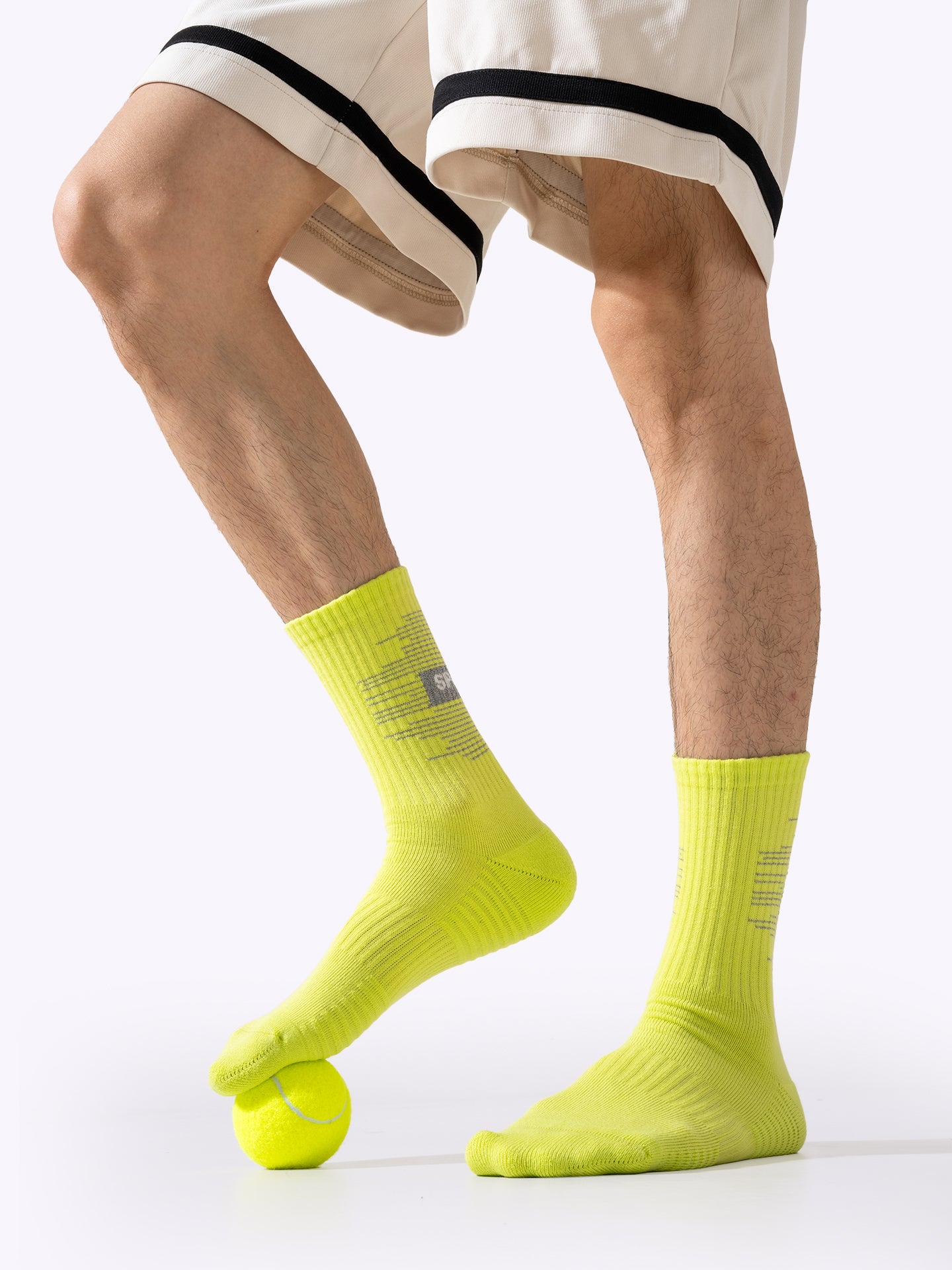 Line-patterned dopamine sport ankle socks